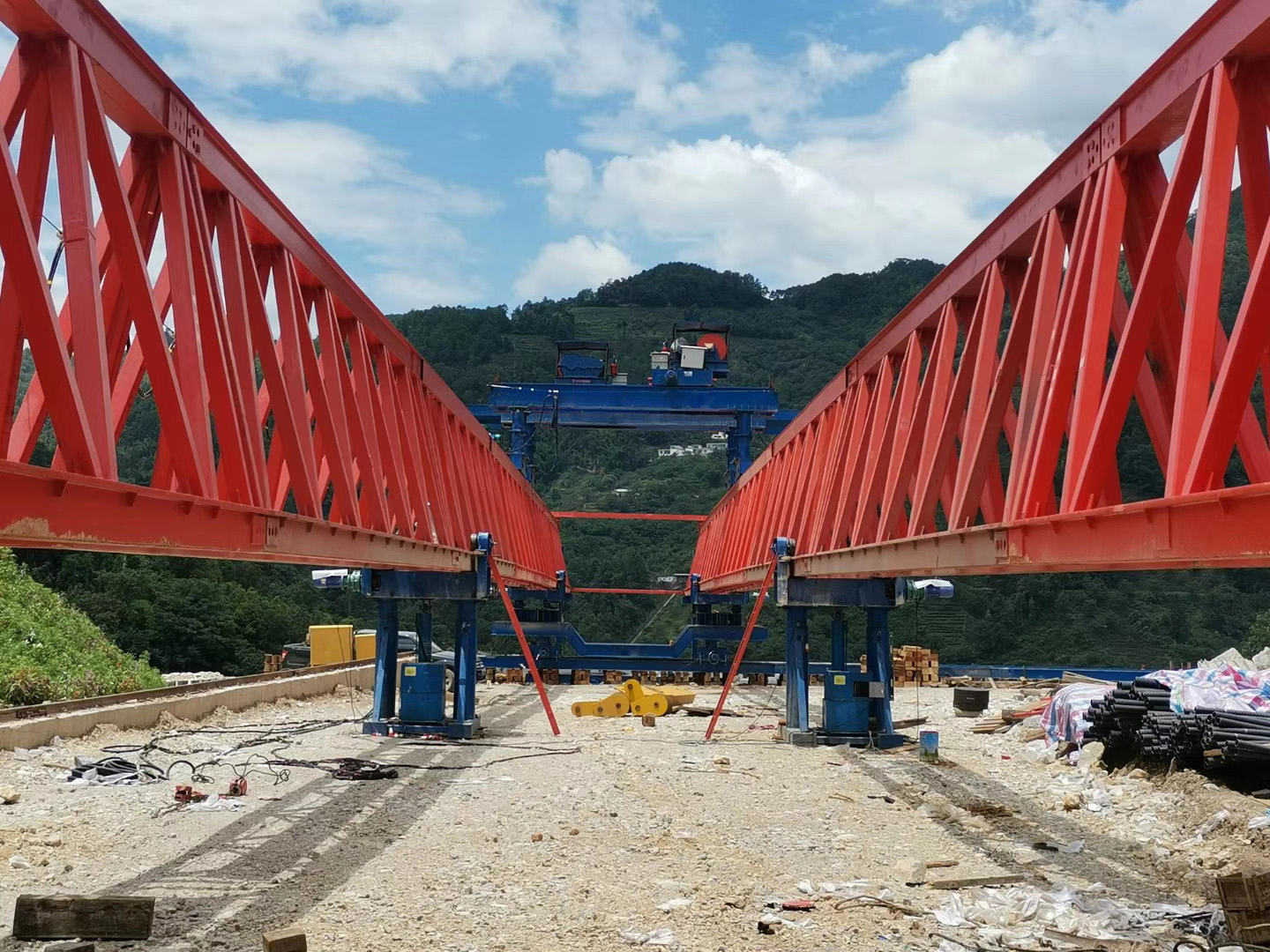 黑龍江邦中建筑材料科技有限公司，雙鴨山市集賢縣省道工程，采購(gòu)全新式GYLQ40m-200t架橋機(jī)